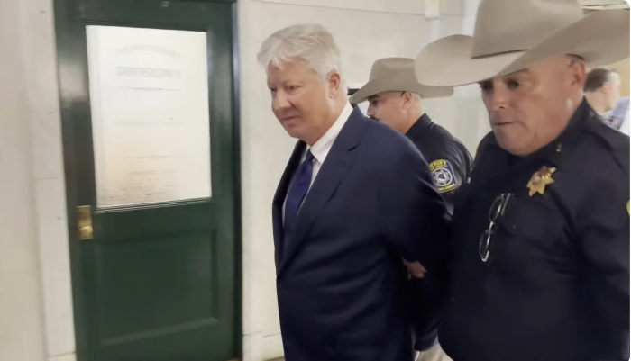 Le fondateur de Gateway Church, Robert Morris, est escorté en prison le 2 octobre 2025 après avoir plaidé coupable à cinq chefs d'accusation d'actes obscènes ou indécents avec un enfant.