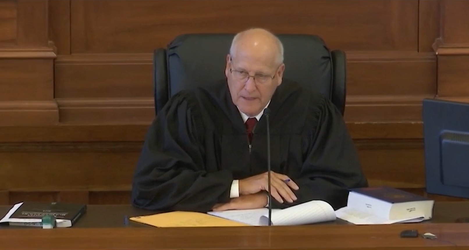 Le juge qui a condamné une jeune pasteur à l'assignation à résidence pour abus sexuels sur des enfants se récuse