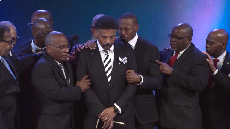 Tony Evans, fondateur de Oak Cliff Bible Boîte à la Bible, est restauré au ministère après la discipline pour un péché non divulgué