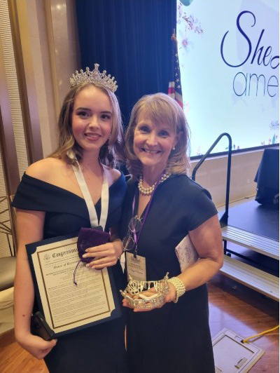 Un groupe chrétien honore le vainqueur d'un concours déchu de son titre en raison de ses croyances bibliques