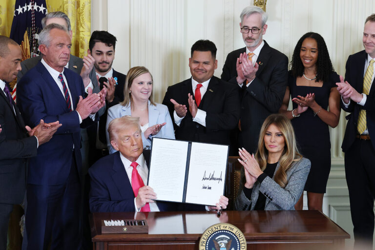 Trump signe un décret luttant contre la discrimination à l'encontre des prestataires de placement familial confessionnels