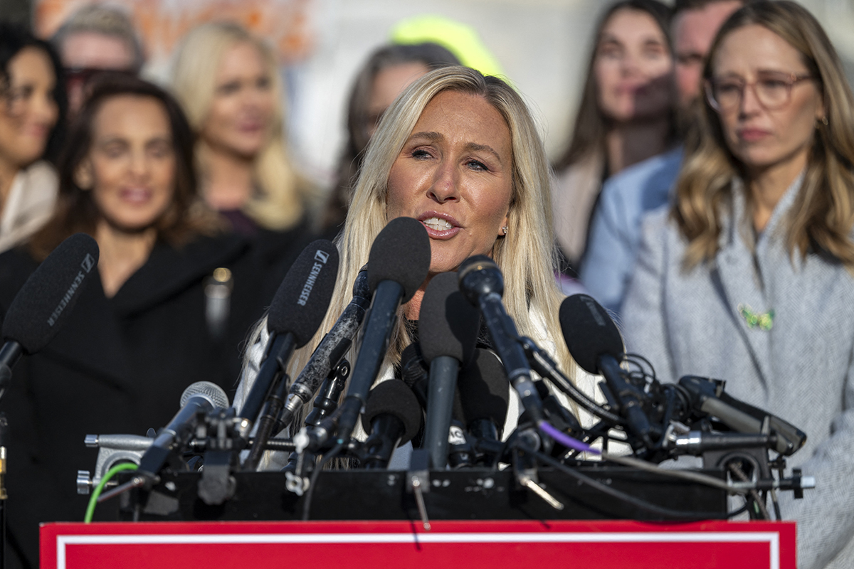 Marjorie Taylor Greene critique Trump pour l'avoir qualifiée de "traître", prévient que MAGA est "déchirée" à cause d'Epstein