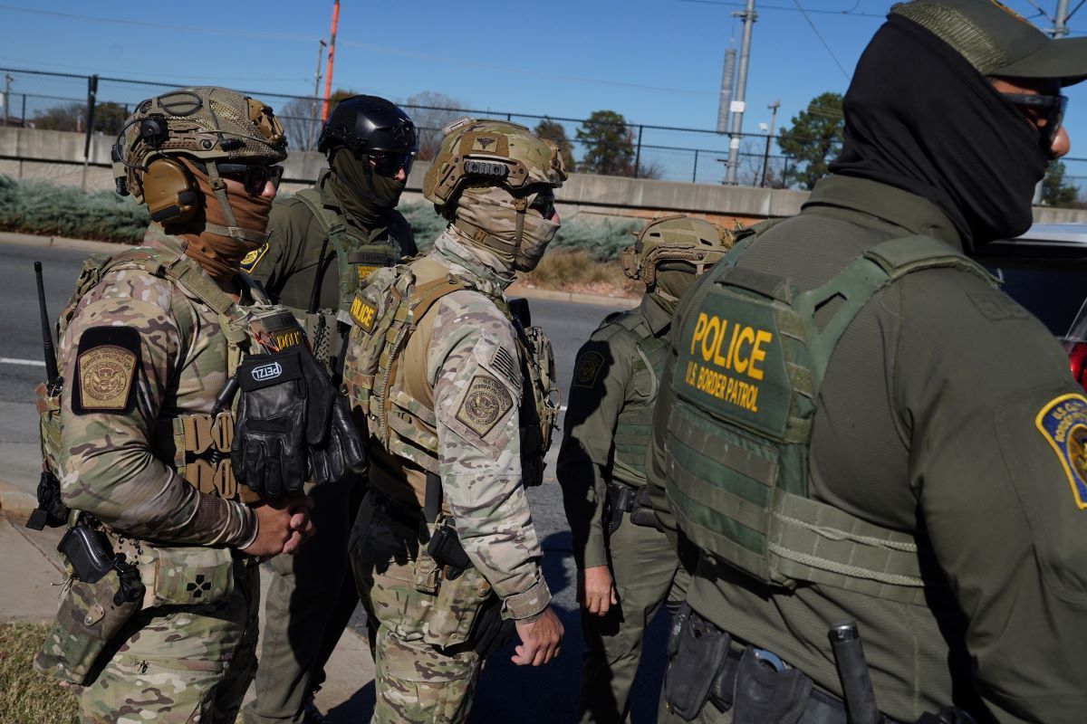 Les raids de l'immigration à Charlotte s'étendent aux propriétés de l'église ; un membre de l'équipe de nettoyage arrêté