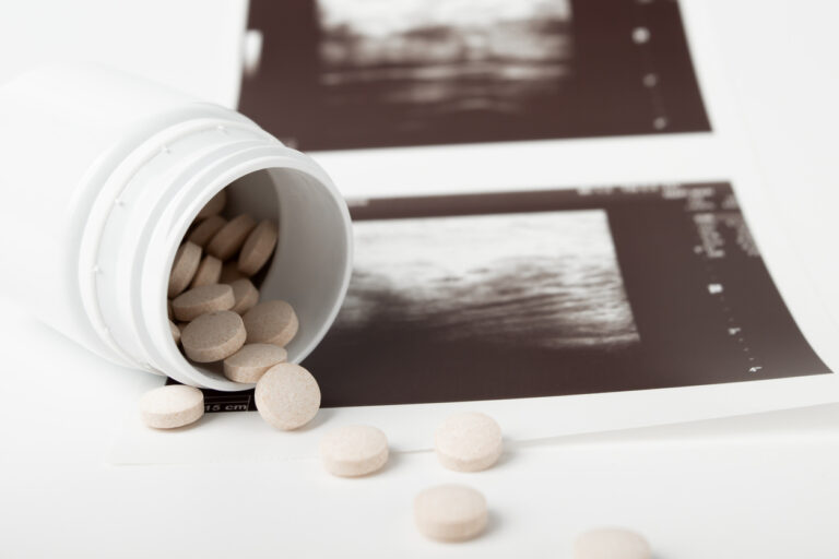 Le permis de médecin suspendu après qu'une femme a affirmé qu'il l'avait maintenue au sol et qu'il lui avait introduit de force des pilules abortives dans la bouche