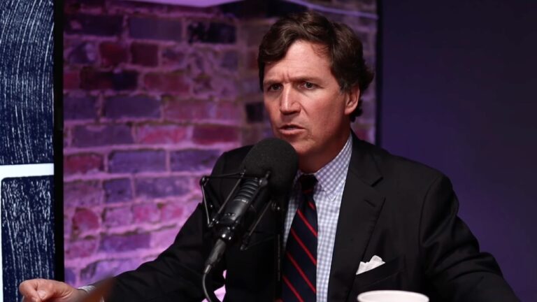 Tucker Carlson explique la « guerre civile » à droite et affirme que le christianisme est « déformé » pour détruire les États-Unis