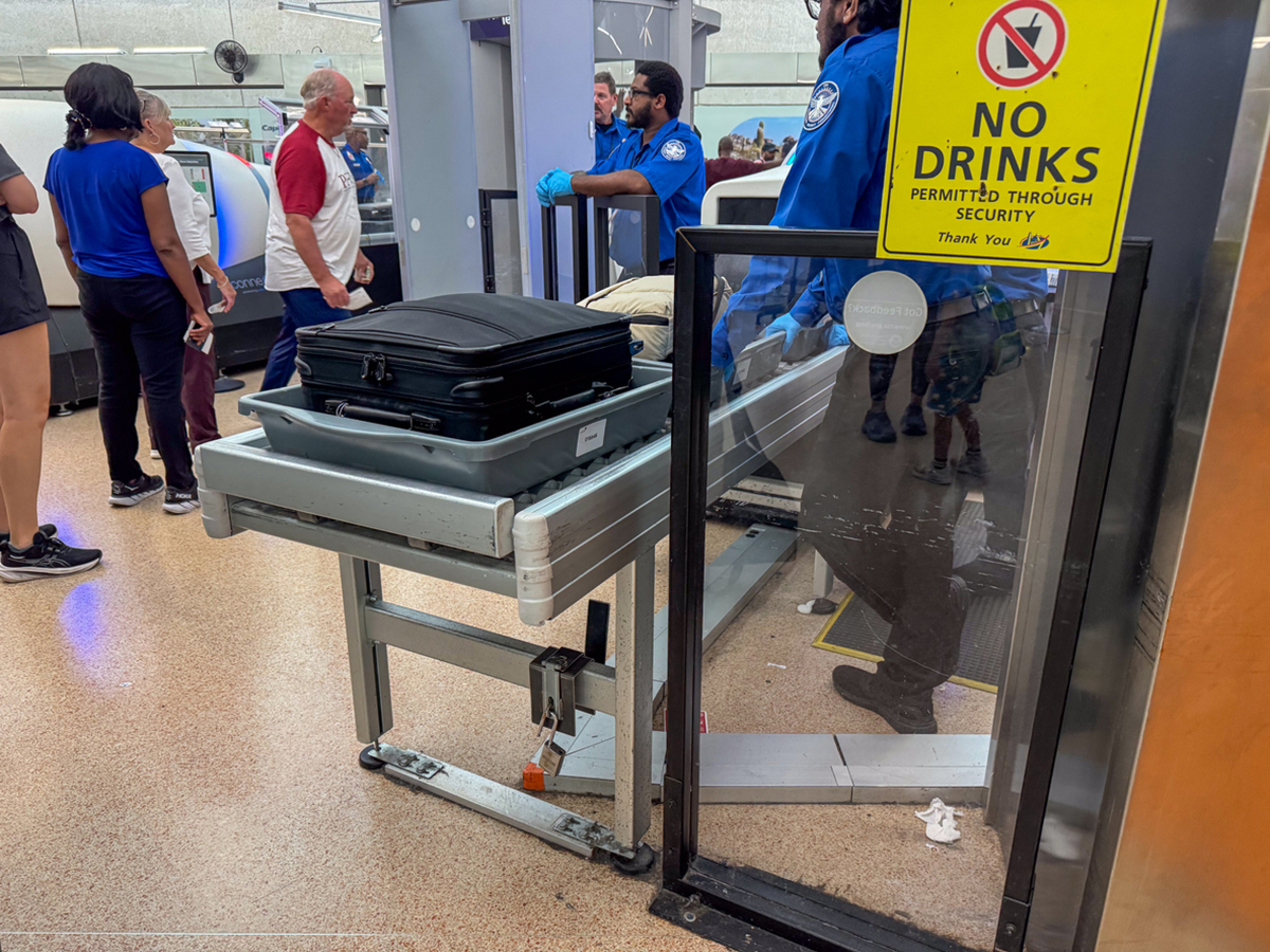 Un agent trans-identifié de la TSA poursuit le DHS pour interdiction de palper une femme