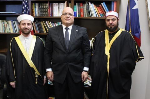 Imam lié au gouvernement du tribunal islamique du Texas. dit que c'est illégal identifié comme aumônier du bureau du shérif