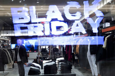 Un employé se tient dans un magasin de l'American Dream Mall lors des soldes du Black Friday le 29 novembre 2024 à East Rutherford City. Le Black Friday est l'événement de vente considéré comme le coup d'envoi officieux de la saison des achats des Fêtes et l'un des jours les plus chargés de l'année pour le trafic piétonnier des détaillants aux États-Unis.