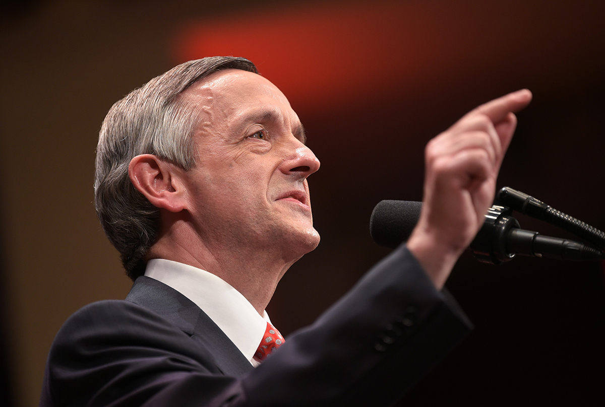 "Ce que les pasteurs prêchent le dimanche ne regarde pas le gouvernement", a déclaré Robert Jeffress au panel du DOJ sur la liberté religieuse