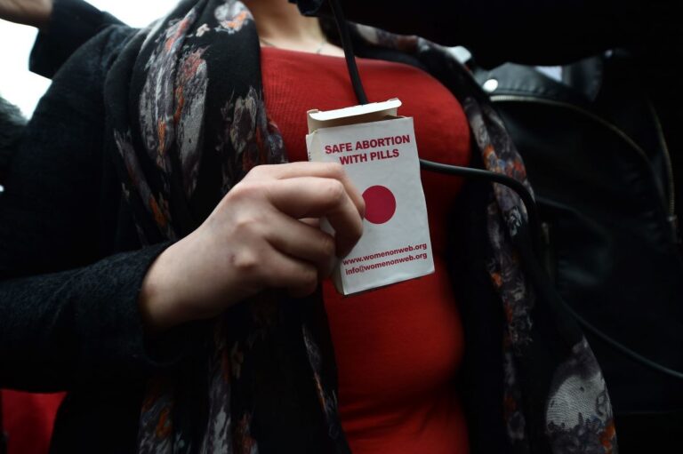 Un médecin de l'Ohio inculpé après avoir introduit de force des médicaments abortifs dans la bouche d'une femme enceinte