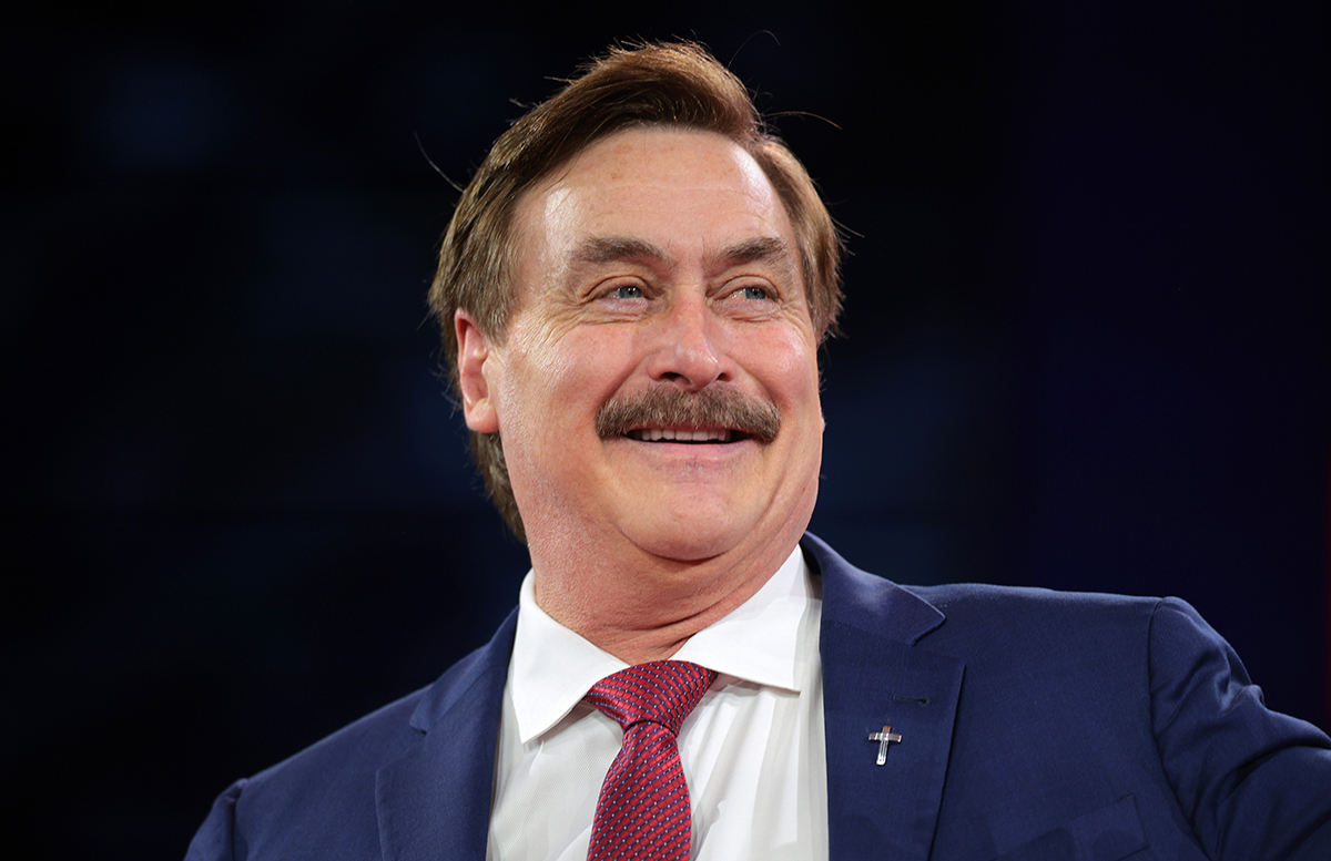 Le PDG de MyPillow, Mike Lindell, annonce sa candidature au poste de gouverneur du Minnesota : « Je suis toujours debout »