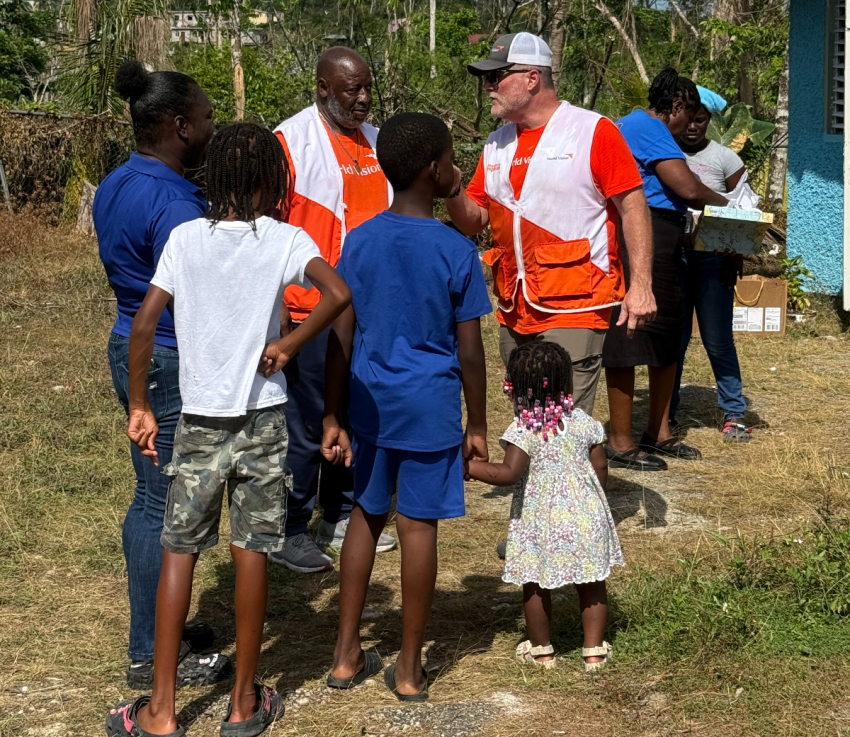 Vision Mondiale s'est associée à Operation Blessing et WaterStep pour distribuer des kits alimentaires, du désinfectant et des jouets à Chester Castle, en Jamaïque, afin d'aider les enfants et les familles à se remettre de l'ouragan Melissa.