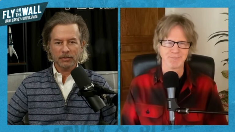 David Spade critique un centre commercial pour avoir omis « Noël » de la cérémonie d'illumination des arbres