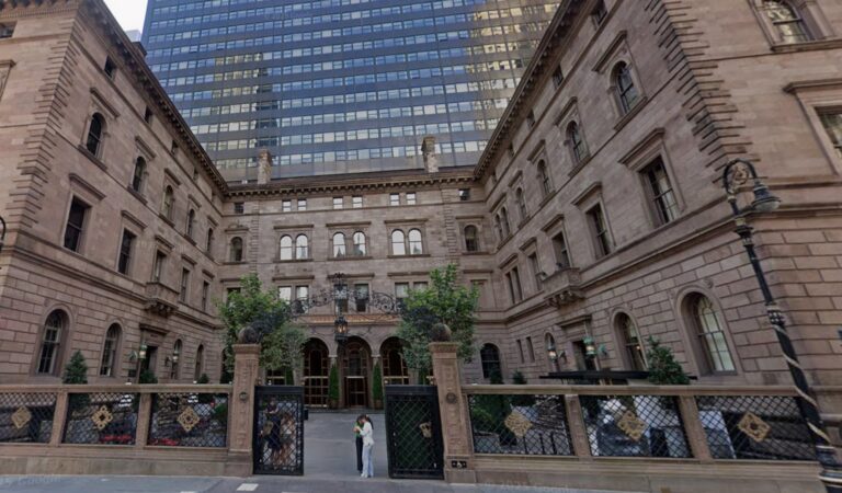 L'archidiocèse accepte de vendre un terrain situé sous un hôtel de luxe historique de New York pour 490 millions de dollars afin de rémunérer les victimes d'abus sexuels