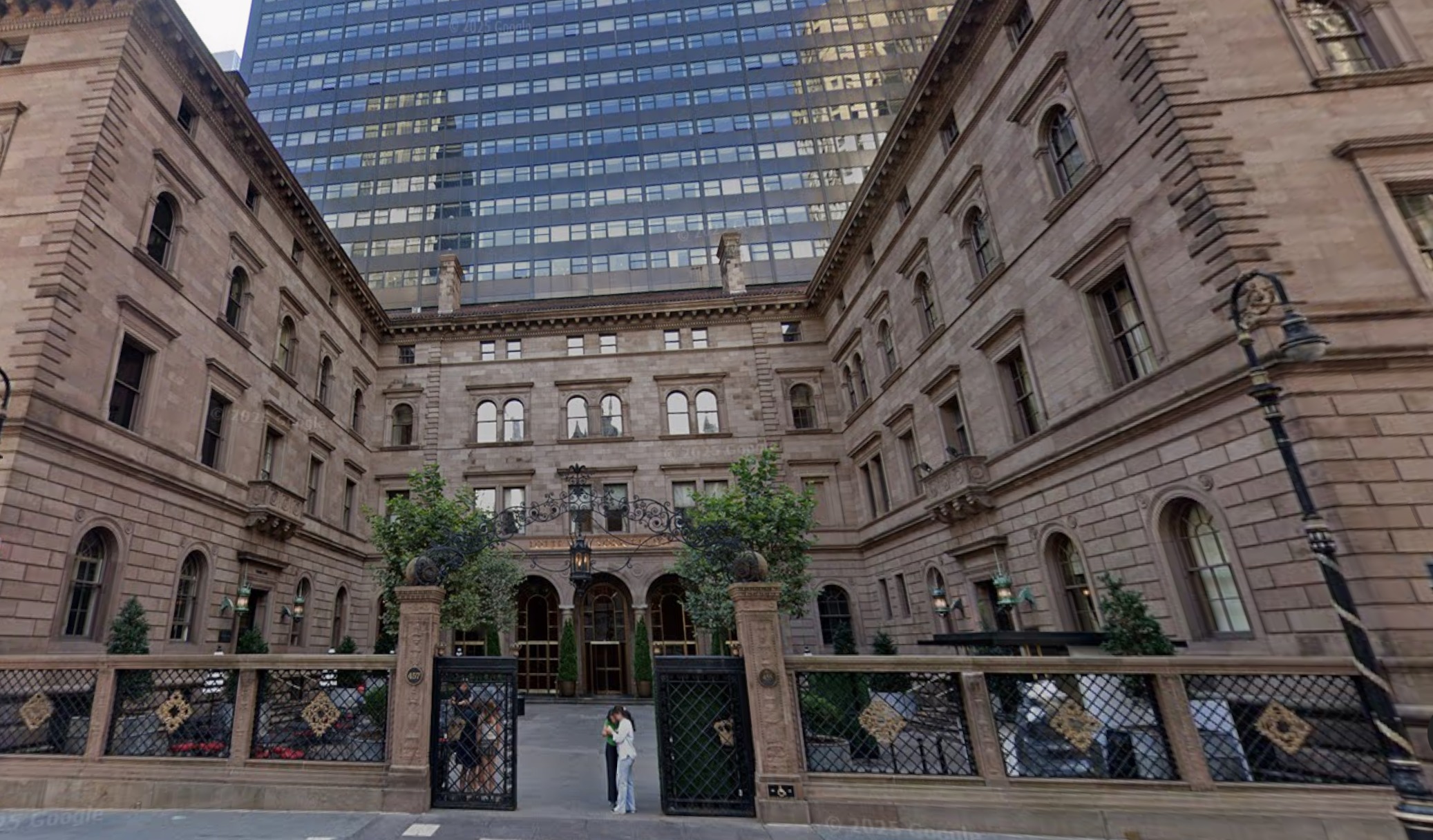 L'archidiocèse accepte de vendre un terrain situé sous un hôtel de luxe historique de New York pour 490 millions de dollars afin de rémunérer les victimes d'abus sexuels