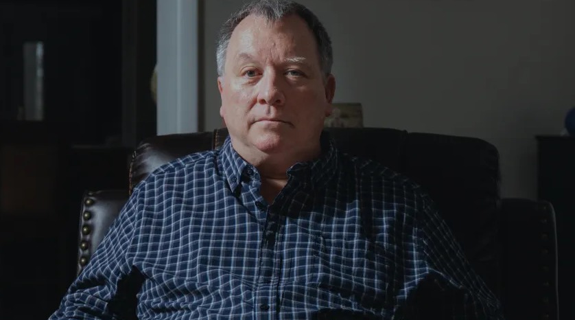 Un ancien policier arrêté pour avoir partagé un mème après la fusillade de Charlie Kirk poursuit le shérif