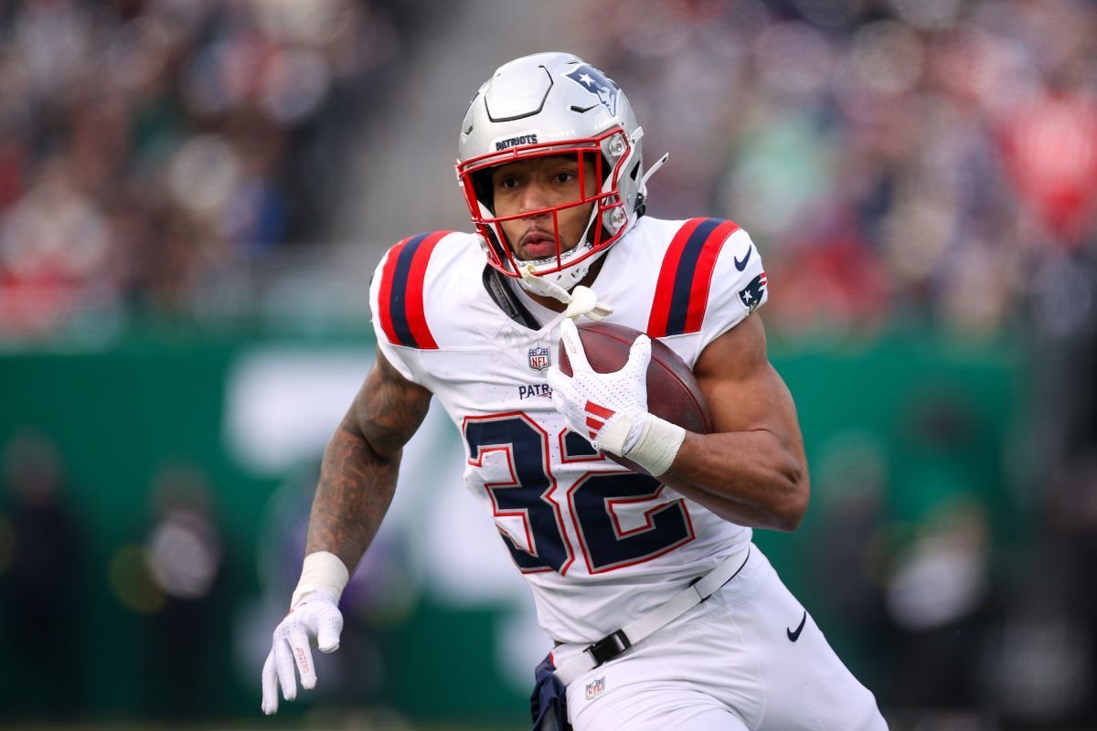 Le porteur de ballon des Patriots TreVeyon Henderson partage les Écritures dans le message du Nouvel An
