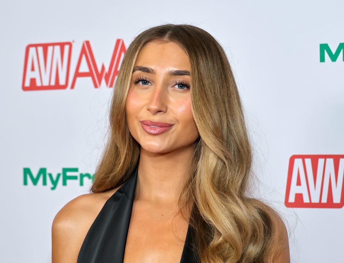 La star du porno Lily Phillips se fait baptiser ; des questions sur sa sincérité émergent