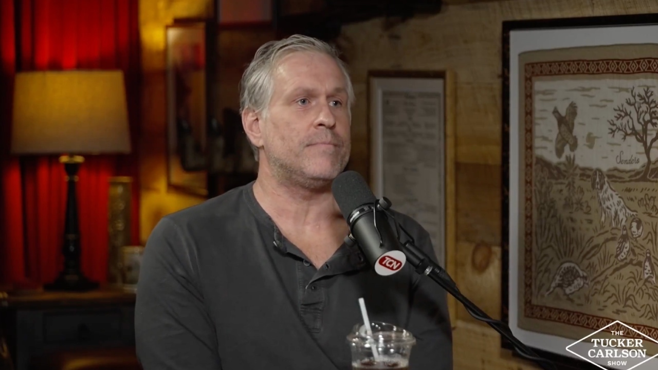 Le commentateur Mike Cernovich affirme que Dieu a utilisé l'ayahuasca pour révéler sa « folie et son illusion ».