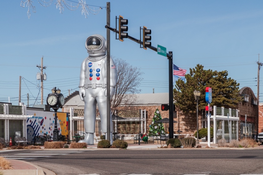 Une subvention de l'État de l'Oklahoma a permis à Weatherford d'ériger une statue de « Space Man » de 30 pieds en l'honneur de son fils autochtone, le général Thomas P. Stafford, un astronaute.