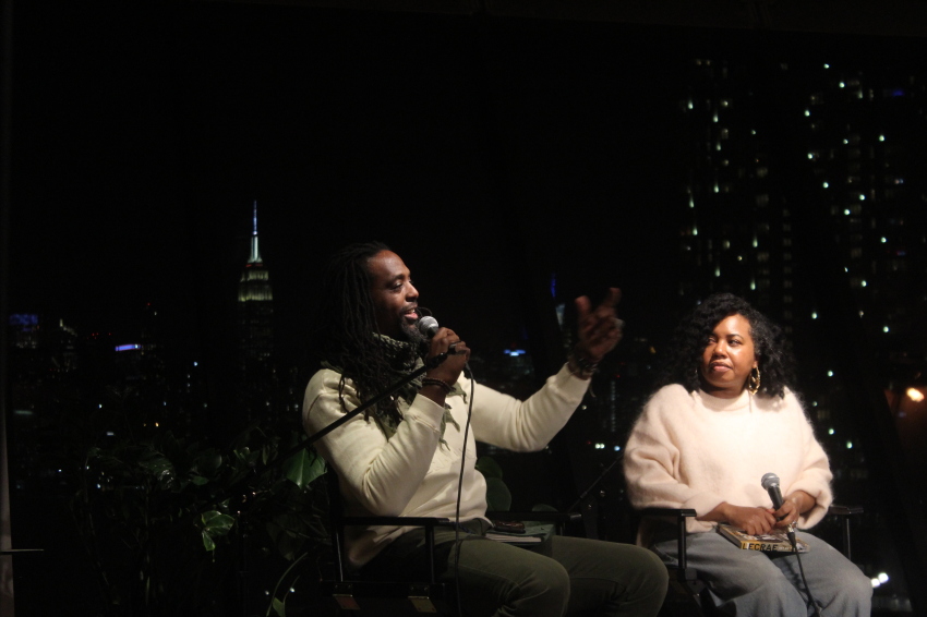 Sharifa Stevens, écrivain, poète et théologien (à droite), écoute attentivement son collègue théologien et auteur Adam Thomason (à gauche), lors d'une discussion sur le nouveau livre de son ami commun, l'artiste hip-hop chrétien Lecrae,