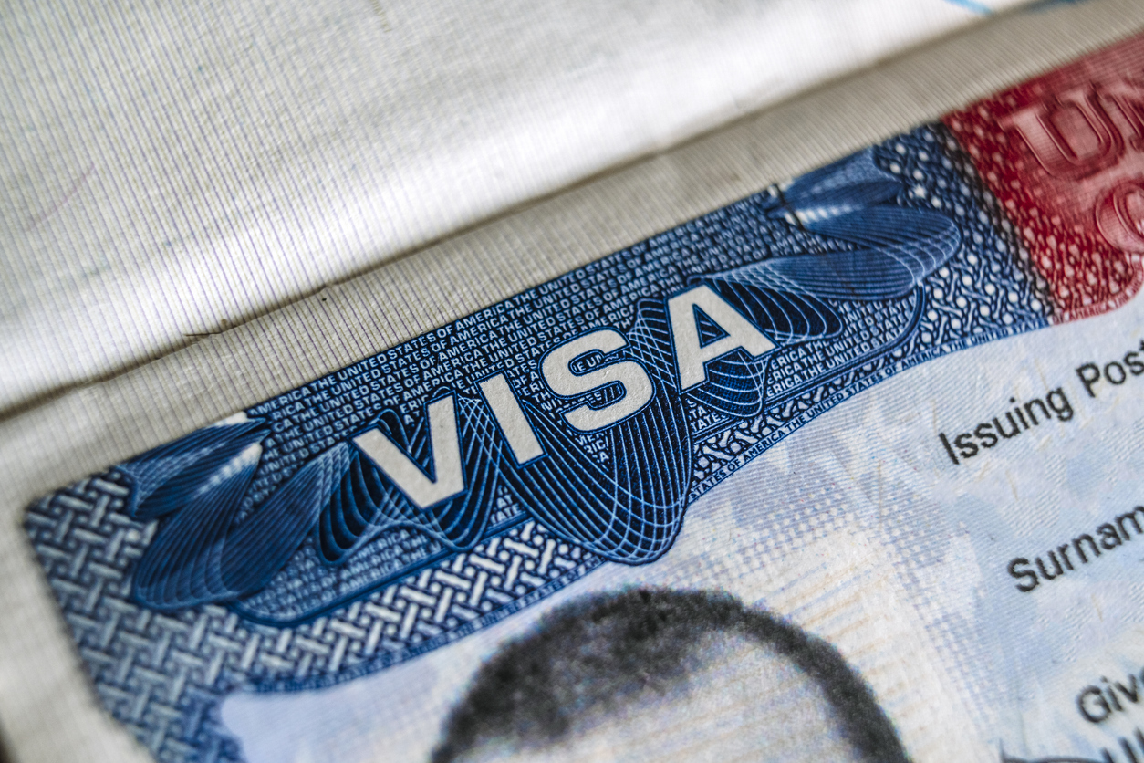 3 choses à savoir sur le nouveau gel des visas d'immigration de Trump