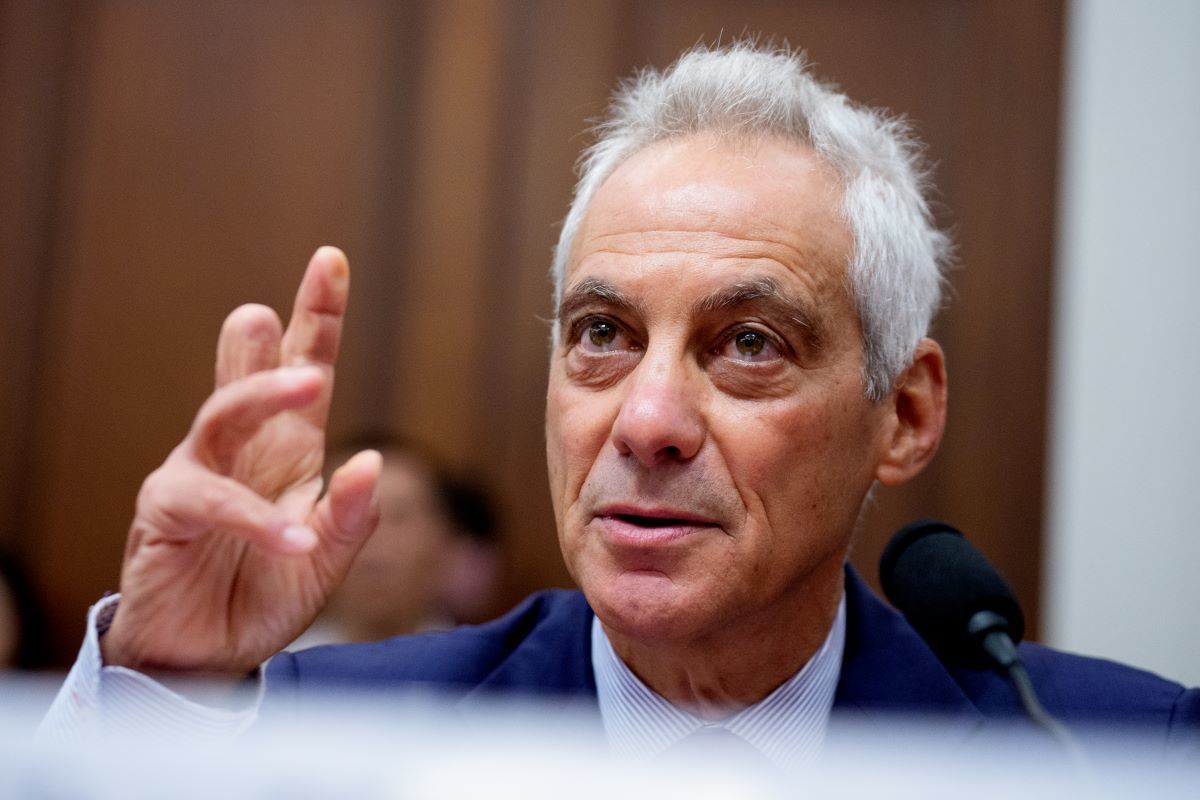 La candidate démocrate potentielle à la présidentielle reconnaît que les hommes ne peuvent pas devenir des femmes