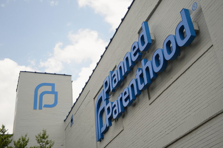 « Nous l'avons mis dans un sac et au congélateur » : un ancien employé de Planned Parenthood hanté par les restes d'un bébé avorté