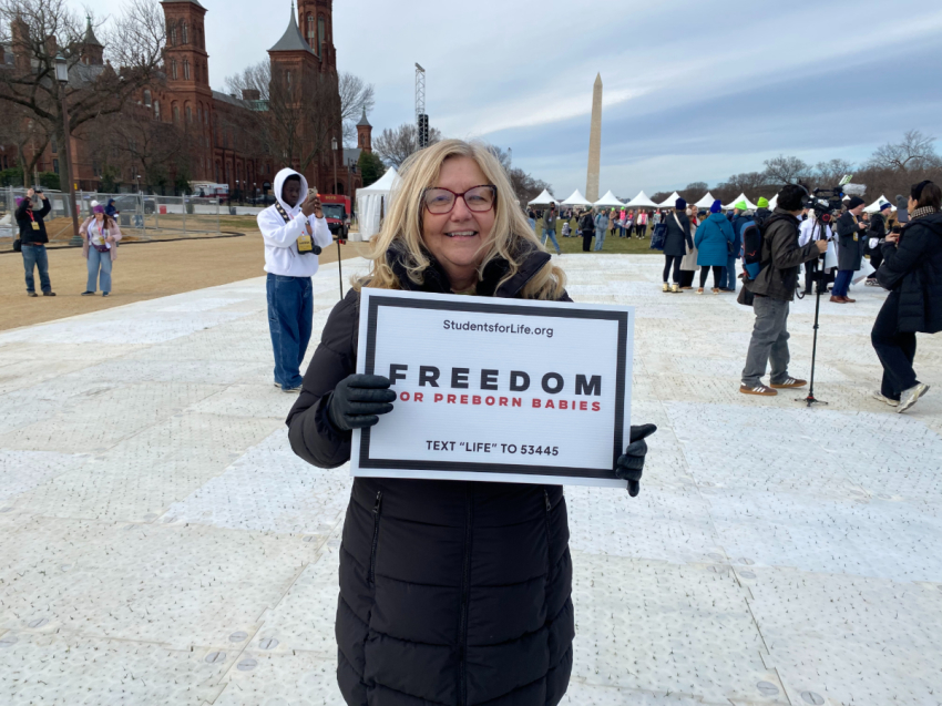 Marla Mercer, résidente de Wellsburg, en Virginie occidentale et mère du président des étudiants pour la vie d'Amérique, Kristan Hawkins, participe à la Marche pour la vie à Washington, DC, le 23 janvier 2026.