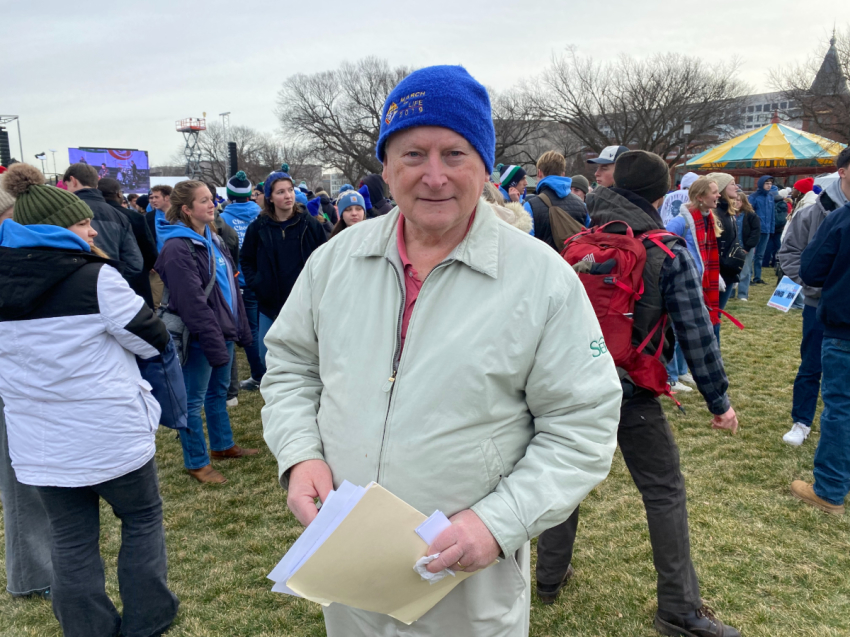Bill O'Brien du Connecticut, affilié à l'organisation Unborn Babies Count, participe à la Marche pour la vie à Washington, DC, le 23 janvier 2026.
