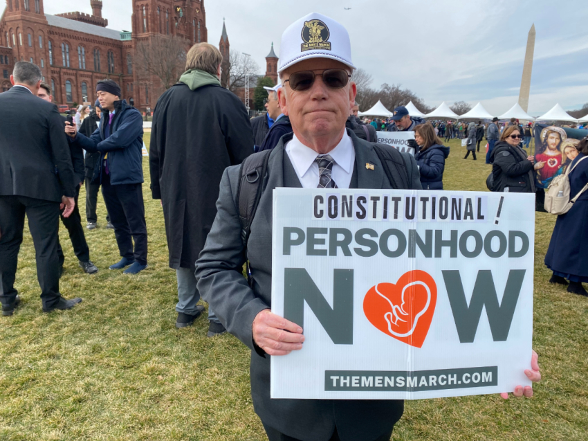 Frank Cassidy de San Antonio, Texas, membre du mouvement Men's March, participe à la Marche pour la vie à Washington, DC, le 23 janvier 2026.