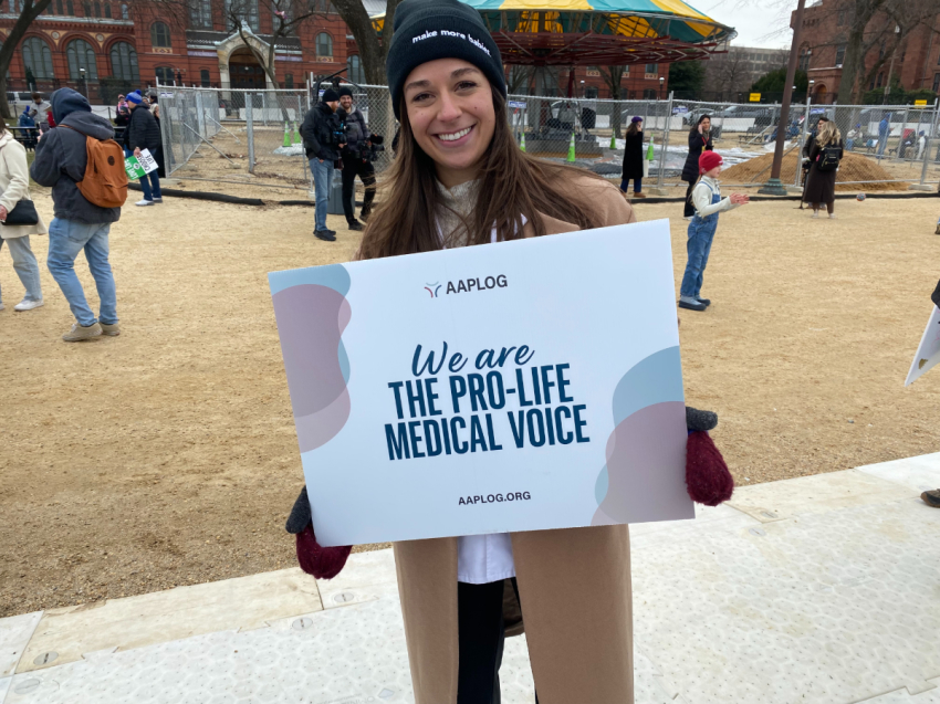 Sydney Richetto, originaire du Wisconsin et étudiant en médecine en Virginie, participe à la Marche pour la vie à Washington, DC, le 23 janvier 2026.