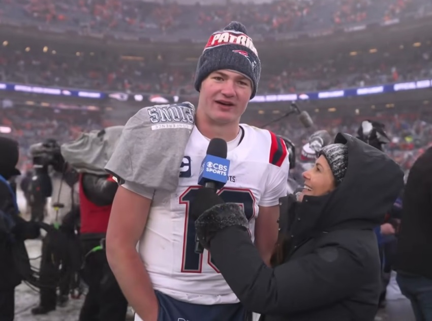 Le quart-arrière des New England Patriots Drake Maye s'exprime lors d'une interview d'après-match après le match de championnat de l'AFC à Denver, Colorado, le 25 janvier 2026. 
