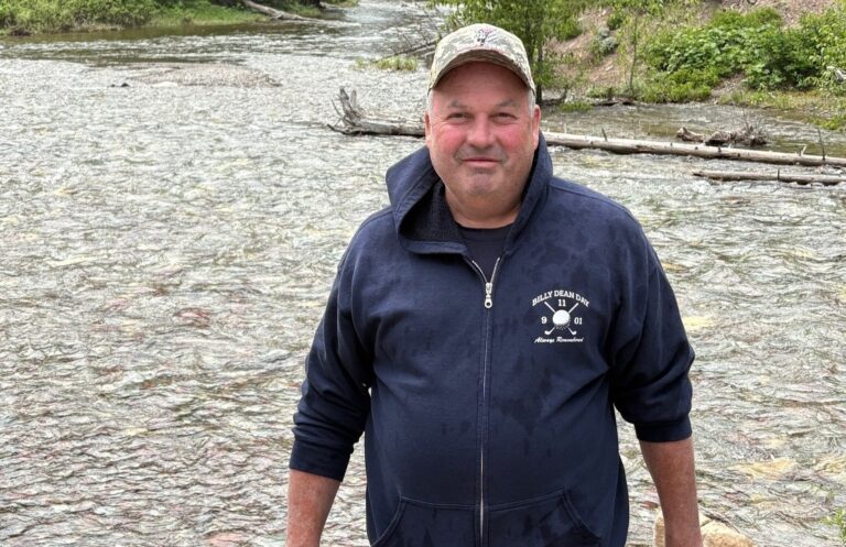 Huissier d'église et ancien sergent du NYPD décède alors qu'il pelletait de la neige pour une congrégation