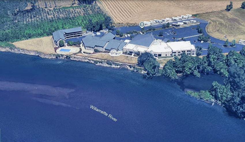 Life Bible Church à Harrisburg, Oregon, se trouve sur la rive de la rivière Willamette.