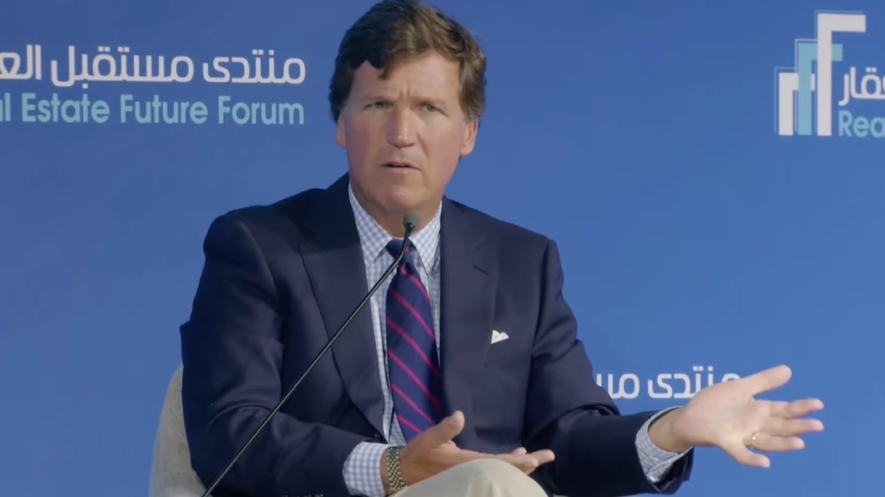 Tucker Carlson suscite des réactions négatives après avoir fait l'éloge de l'Arabie Saoudite : "Je me sens complètement à l'aise"