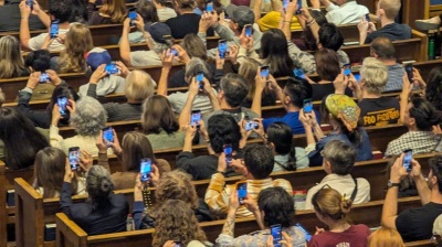 Des centaines de personnes assistent à un atelier sur les droits des immigrants le 26 janvier 2026 à l'église épiscopale All Saints de Pasadena, en Californie.