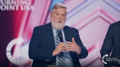 Le pasteur Douglas Wilson parle des différentes écoles de pensée chrétienne concernant l'Israël moderne lors d'un panel à l'AmericaFest de Turning Point USA à Phoenix, Arizona, le 20 décembre 2025.