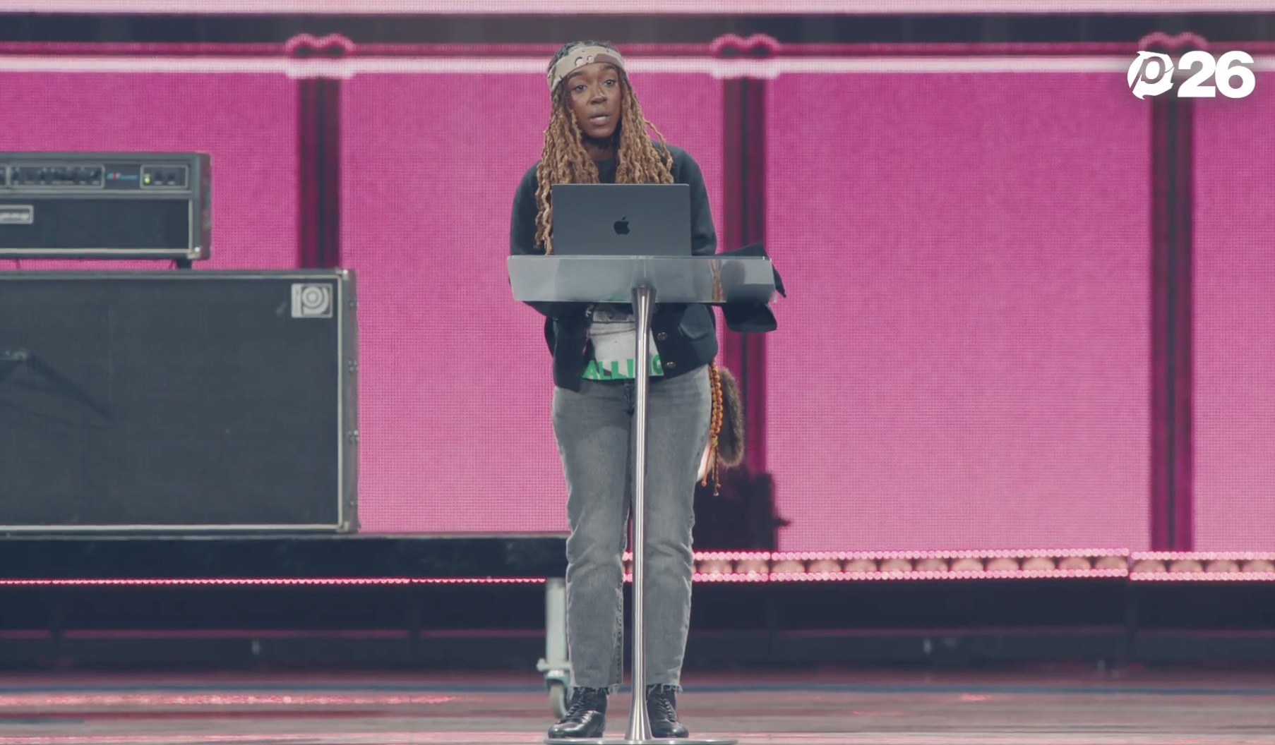 Jackie Hill Perry désigne « l'homme sur la croix du milieu » dans le message de Passion 2026 sur le vrai salut