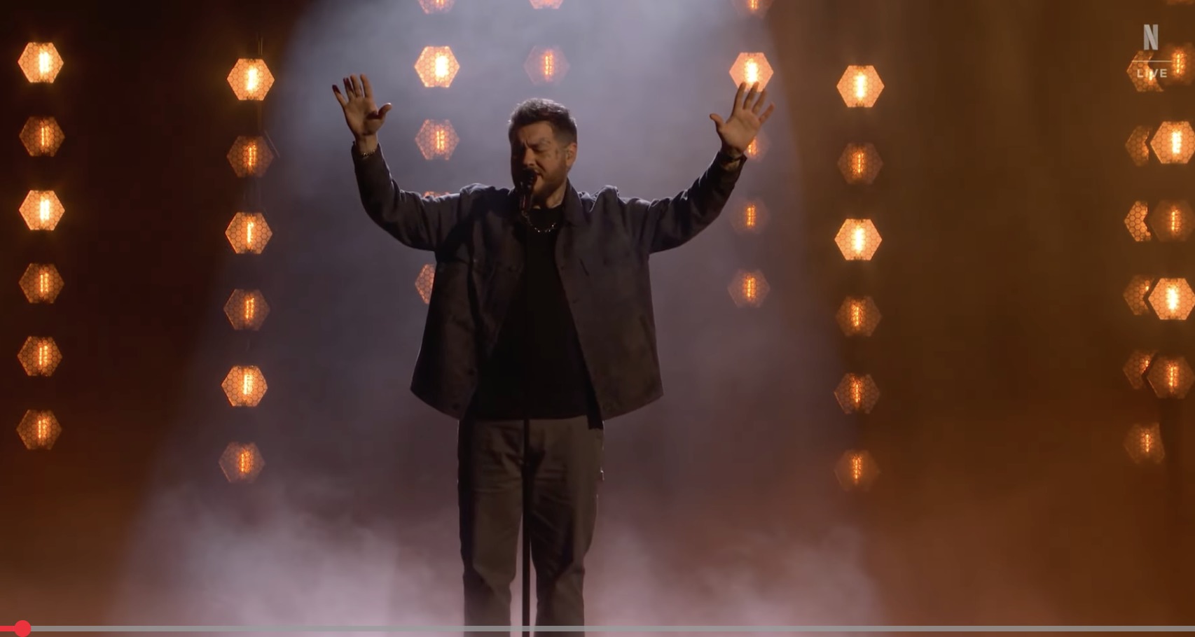 Jelly Roll s'effondre et partage un message évangélique en direct sur "Star Search" de Netflix : "Jésus est pour tout le monde"