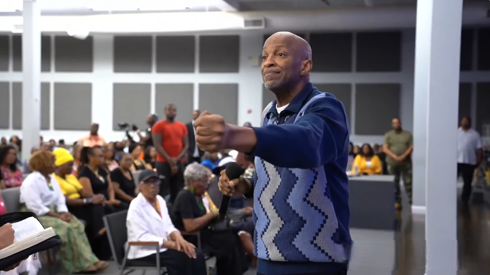 La star du gospel Donnie McClurkin accusée de viol et d'agression sexuelle sur un ancien assistant : procès