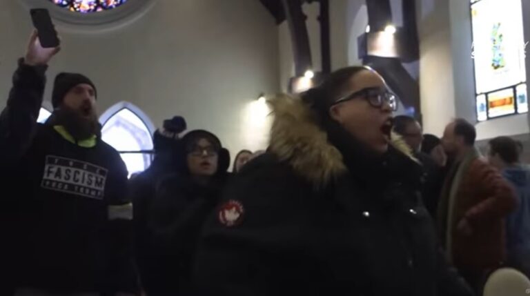 Le Premier Amendement ne protège pas les manifestations qui perturbent les services religieux, ni l'organisation des libertés civiles. dit