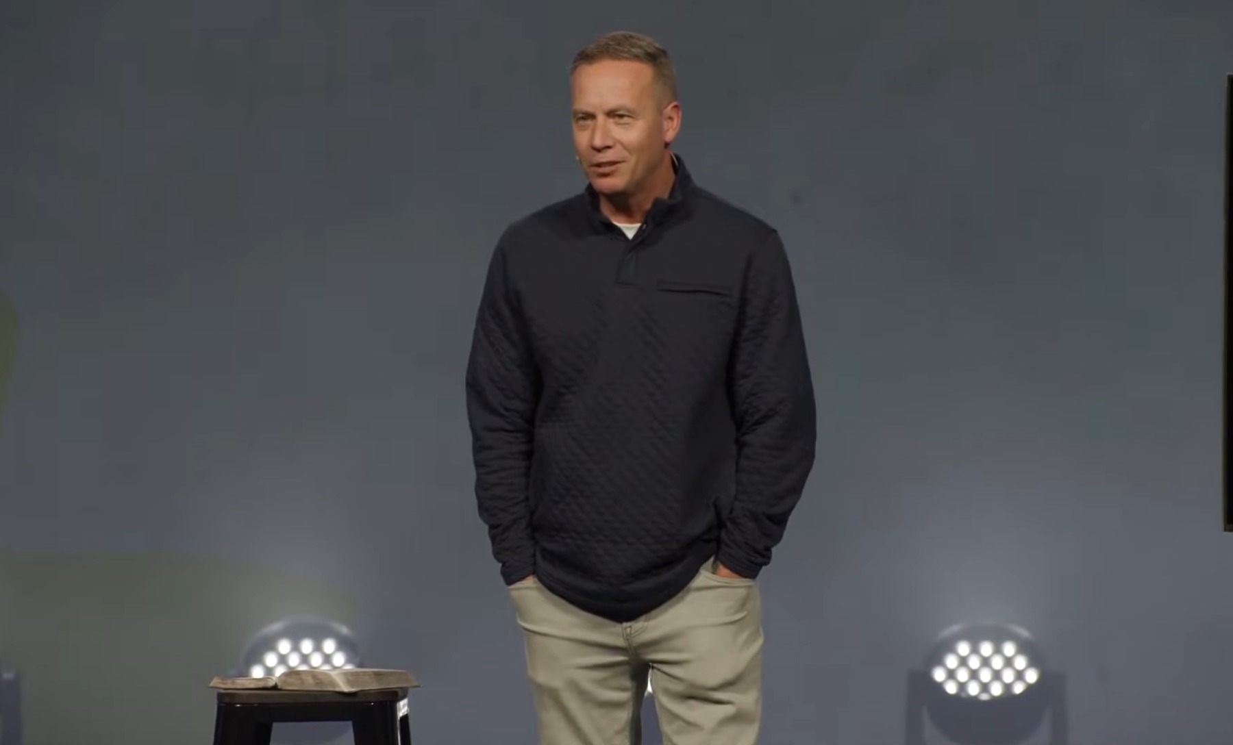 Le pasteur sortant de la méga-église, Jon Weece, lance un nouveau ministère pour donner de la viande de cerf séchée aux enfants affamés