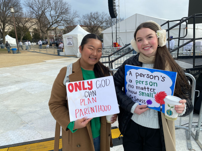 Stella Mae et Noelle, lycéennes catholiques de Fort Worth, Texas, participent à la Marche pour la vie à Washington, DC, le 23 janvier 2026.