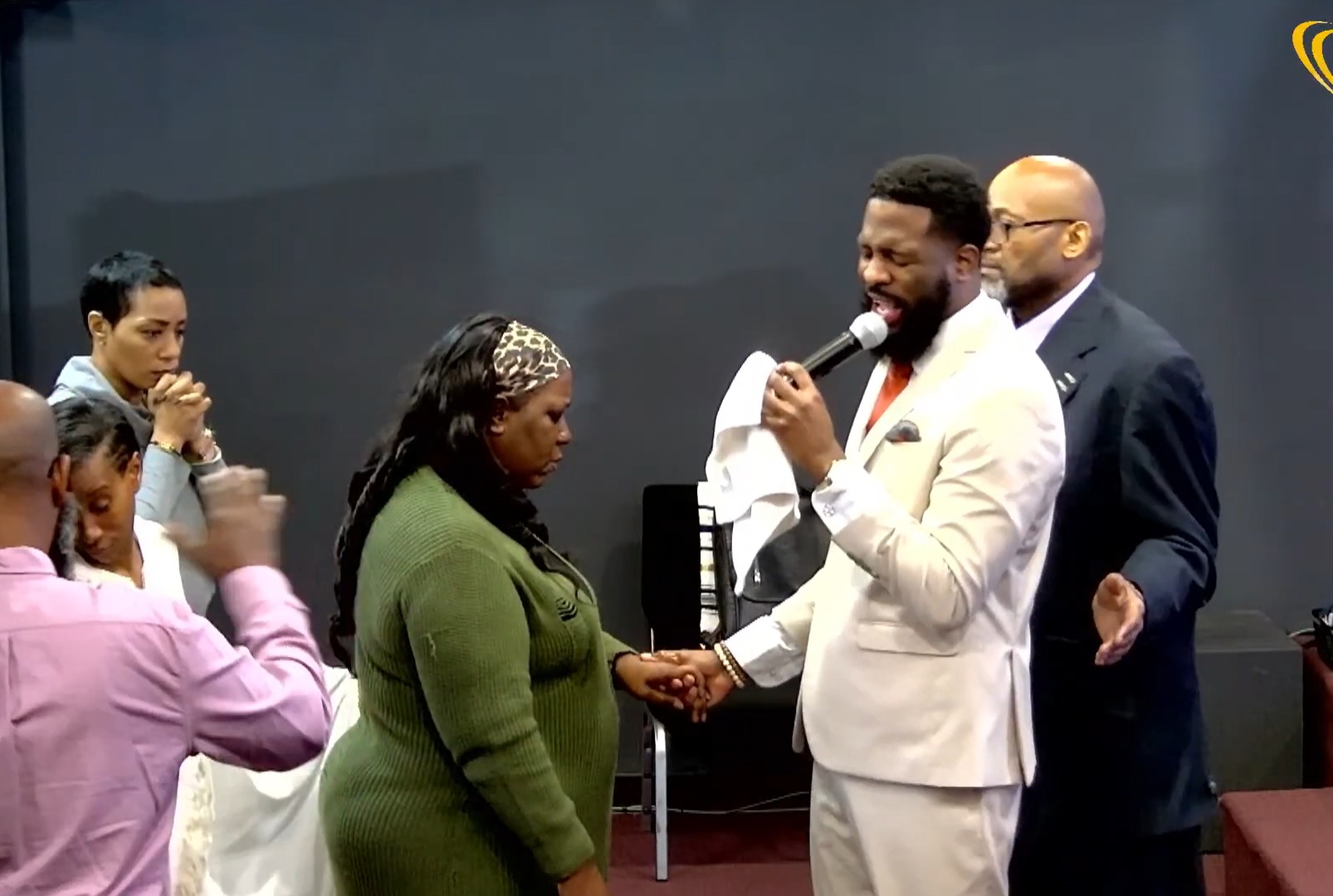 Un pasteur et ancien basketteur universitaire écope de 30 mois pour prêt PPP et fraude fiscale