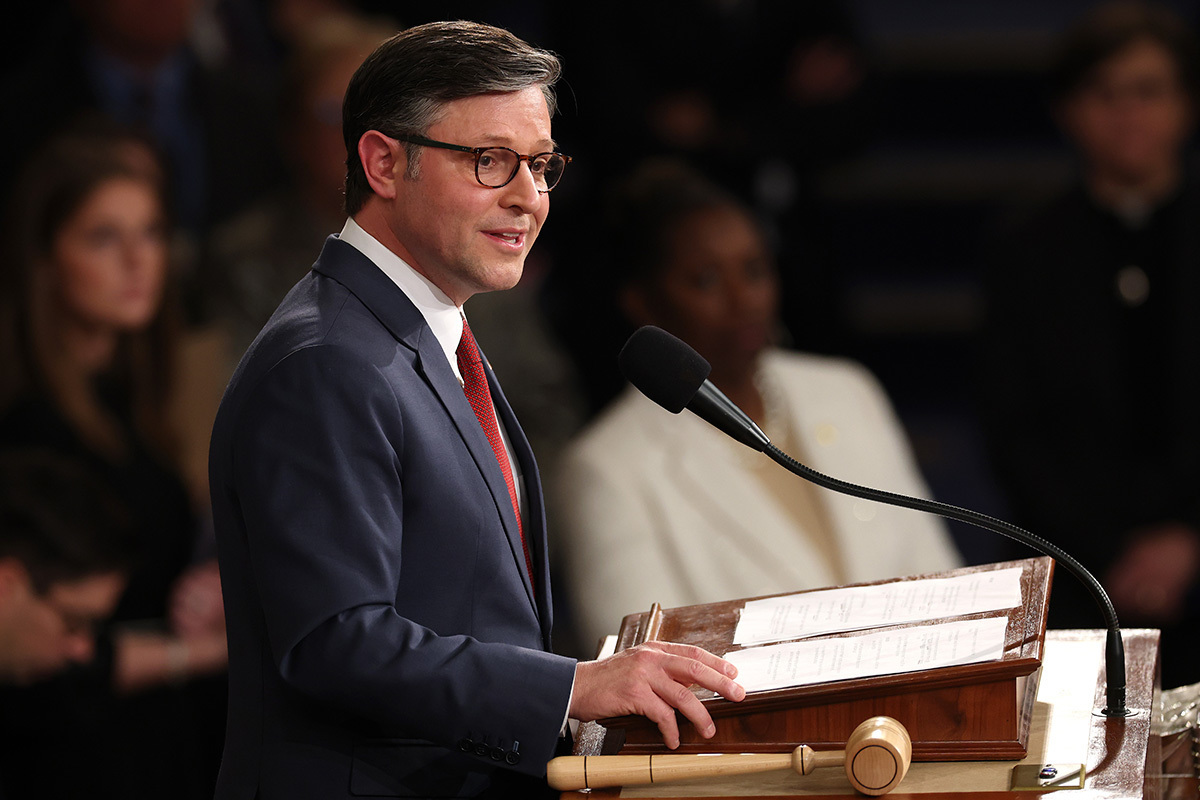 Mike Johnson déclare que « les frontières sont bibliques » et répond aux critiques du pape Léon sur la politique de Trump