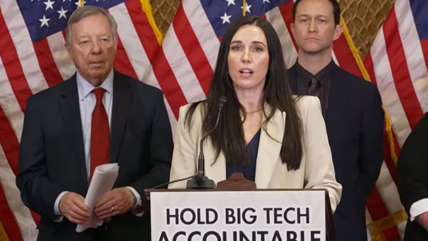 Dani Pinter, directeur juridique du Centre national sur l'exploitation sexuelle, s'exprime à Capitol Hill, à Washington, le 4 février 2026, sur la façon dont l'article 230 de la loi sur la décence en matière de communications a empêché les victimes d'obtenir justice.