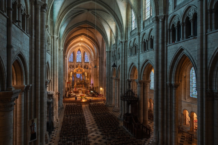 L'intérieur de la cathédrale Saint-Étienne de Sens, France.