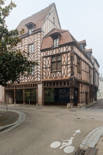 La ville française de Sens est connue pour ses bâtiments à colombages, dont cette maison du XVIe siècle.