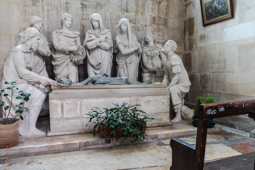 Une représentation de la mise au tombeau du Christ à l'intérieur de l'église Notre-Dame de l'Assomption à Villeneuve-sur-Yonne, France.